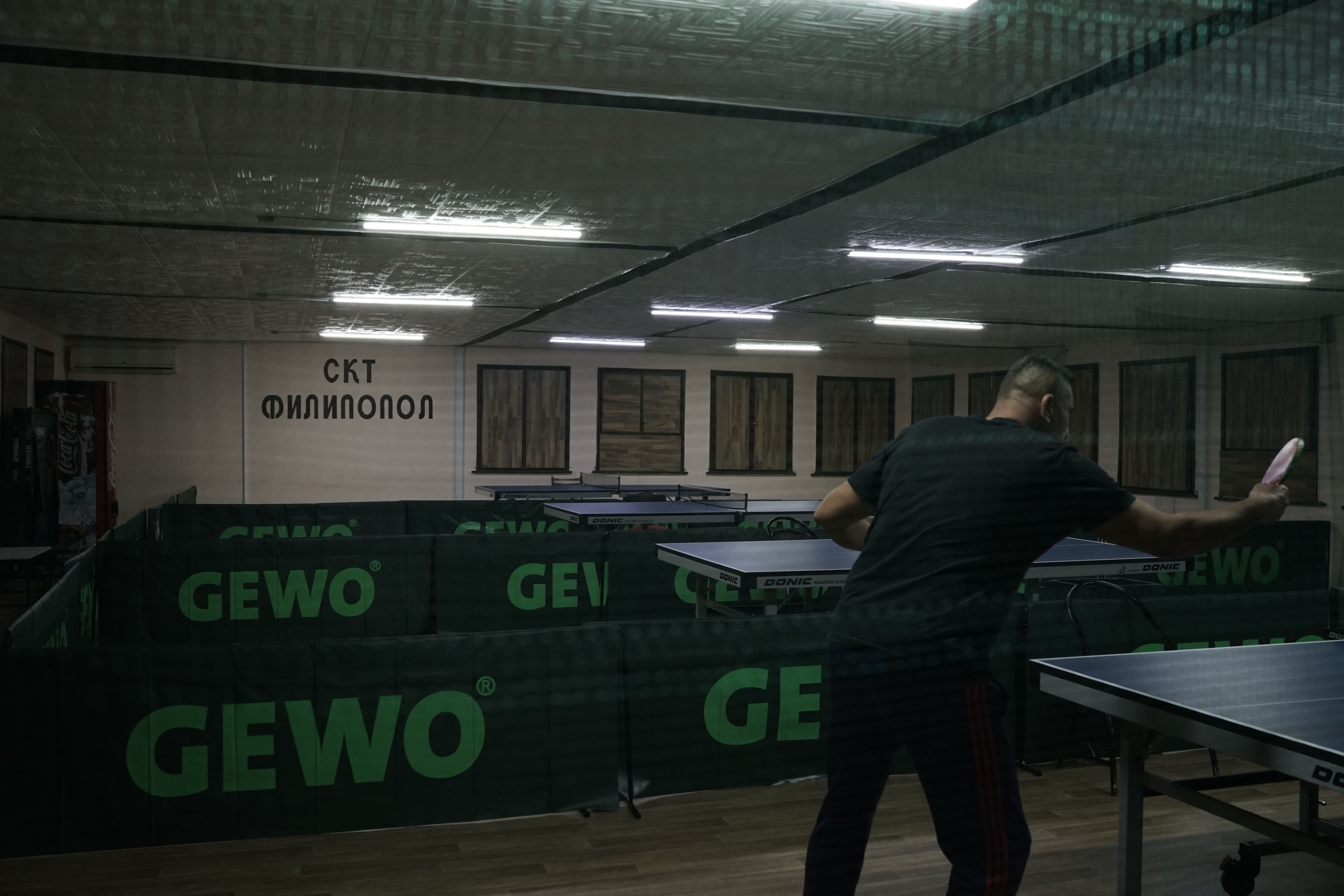 Панорамен изглед на залата с маси DONIC и GEWO оградки
