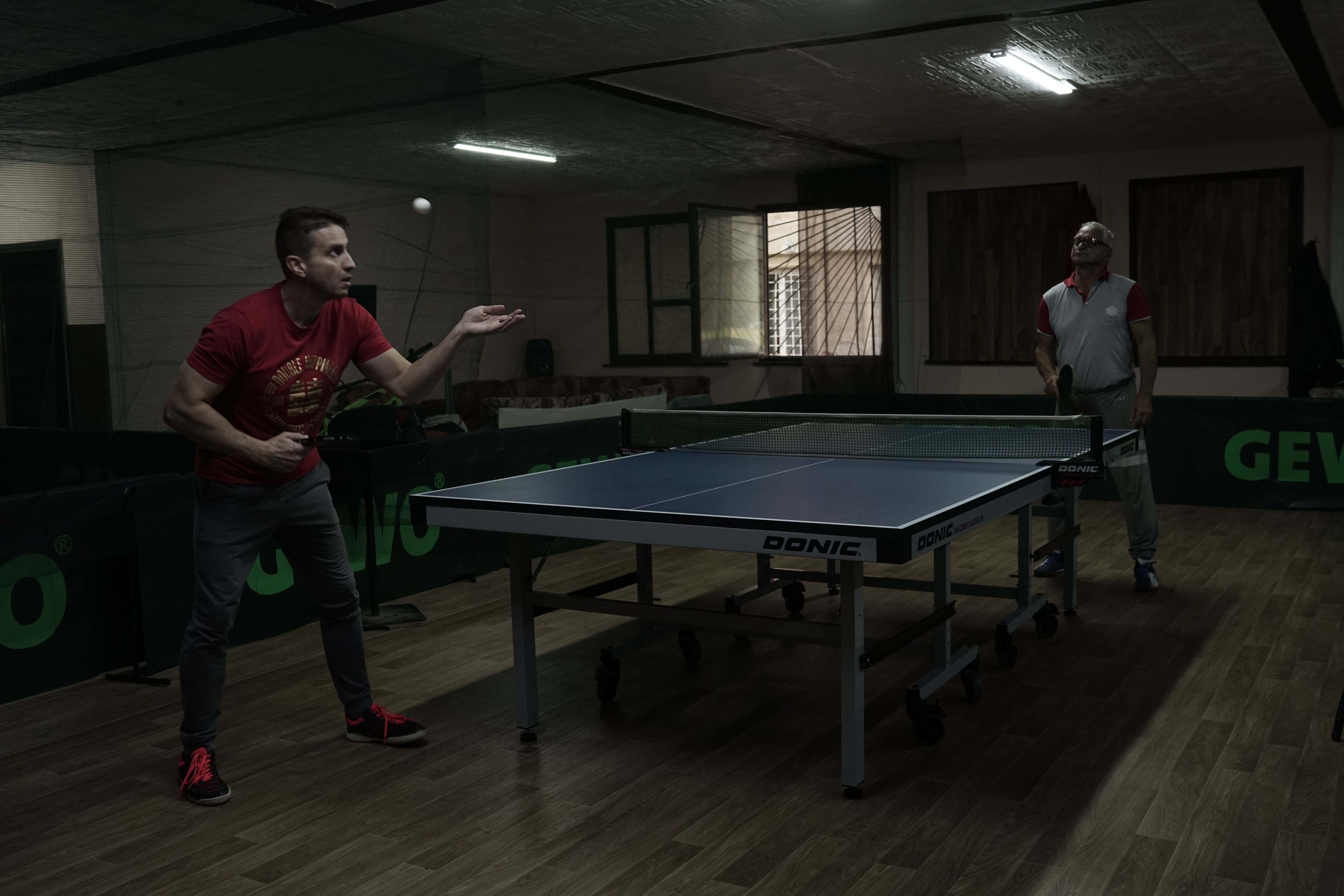 Двама играчи по време на мач в зала Тракия Пловдив