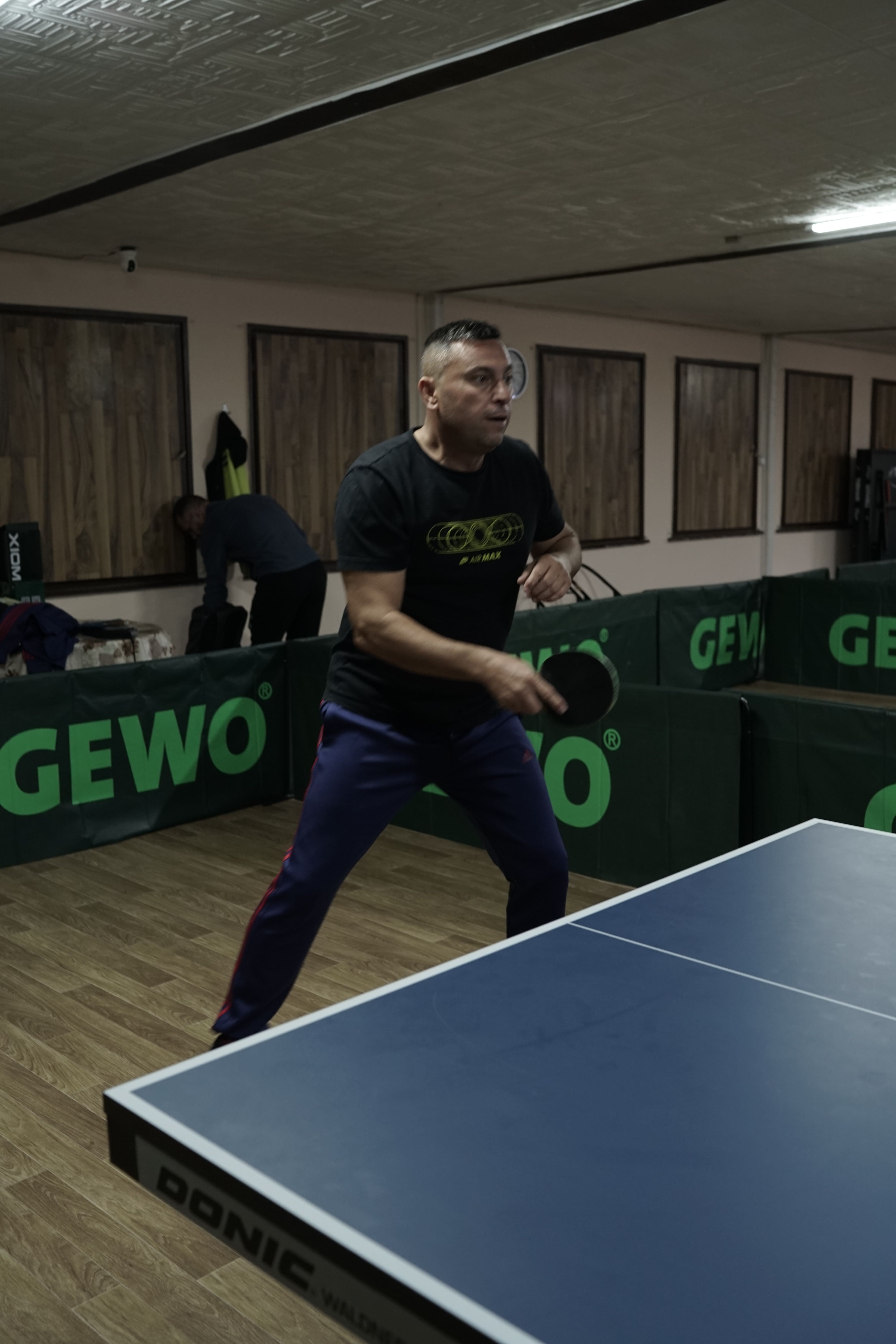 Играч по време на тренировка в зала за тенис на маса Тракия