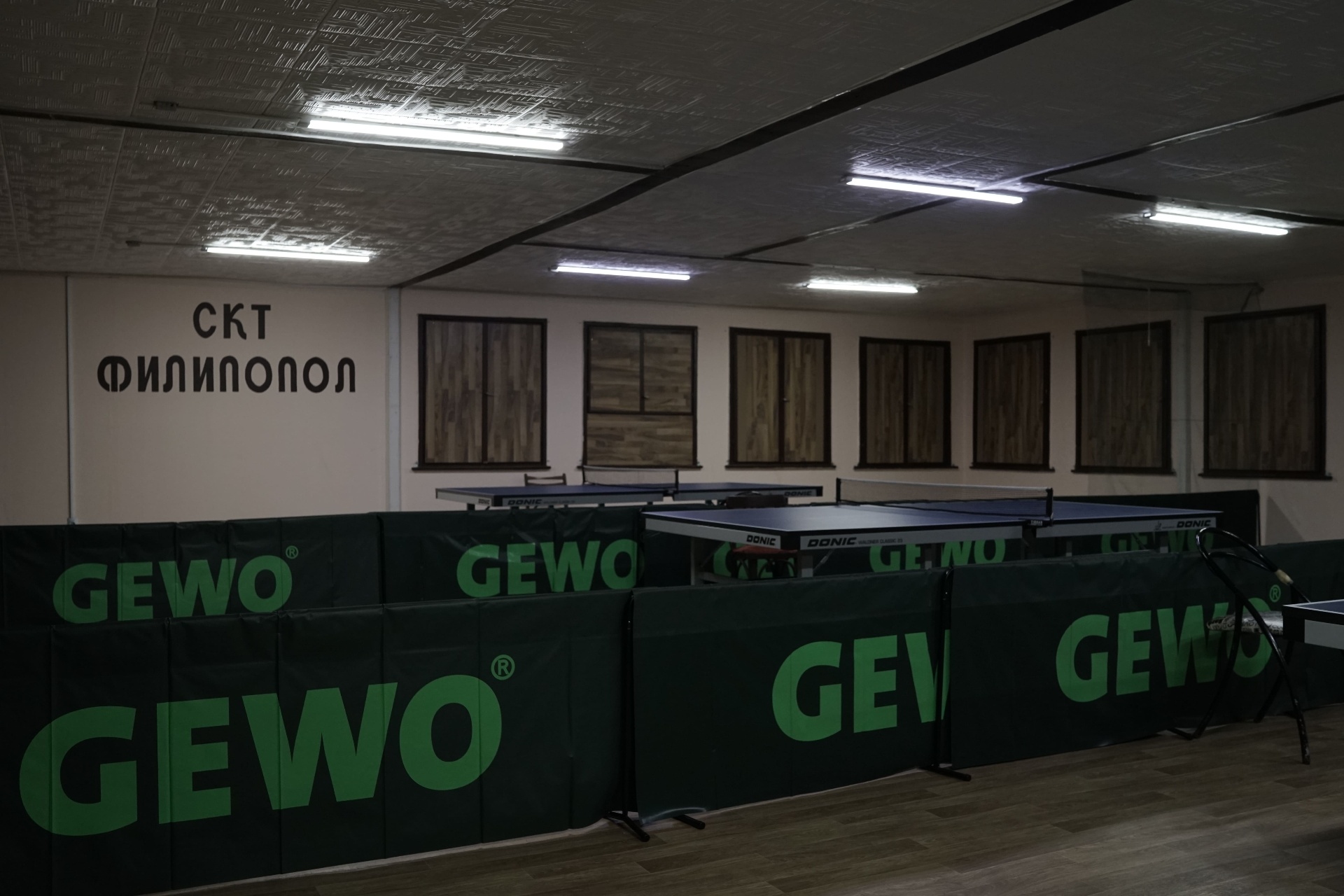 Интериор на зала Тракия с професионални маси за тенис на маса